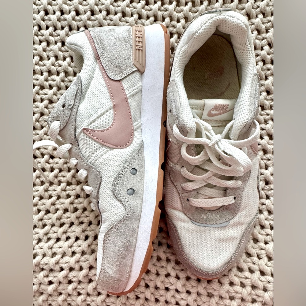 Nike Venture Runner Trainers, Sz. 7.5
